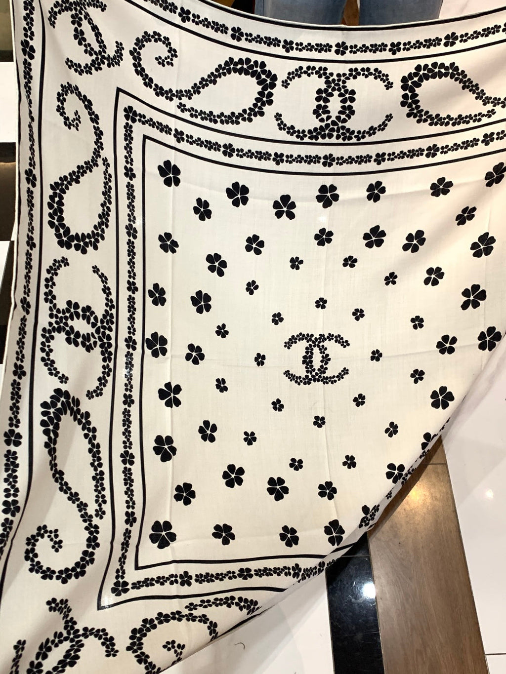 CHANEL 25S SCARF 135 CM IN CASHMERE SILK 943685