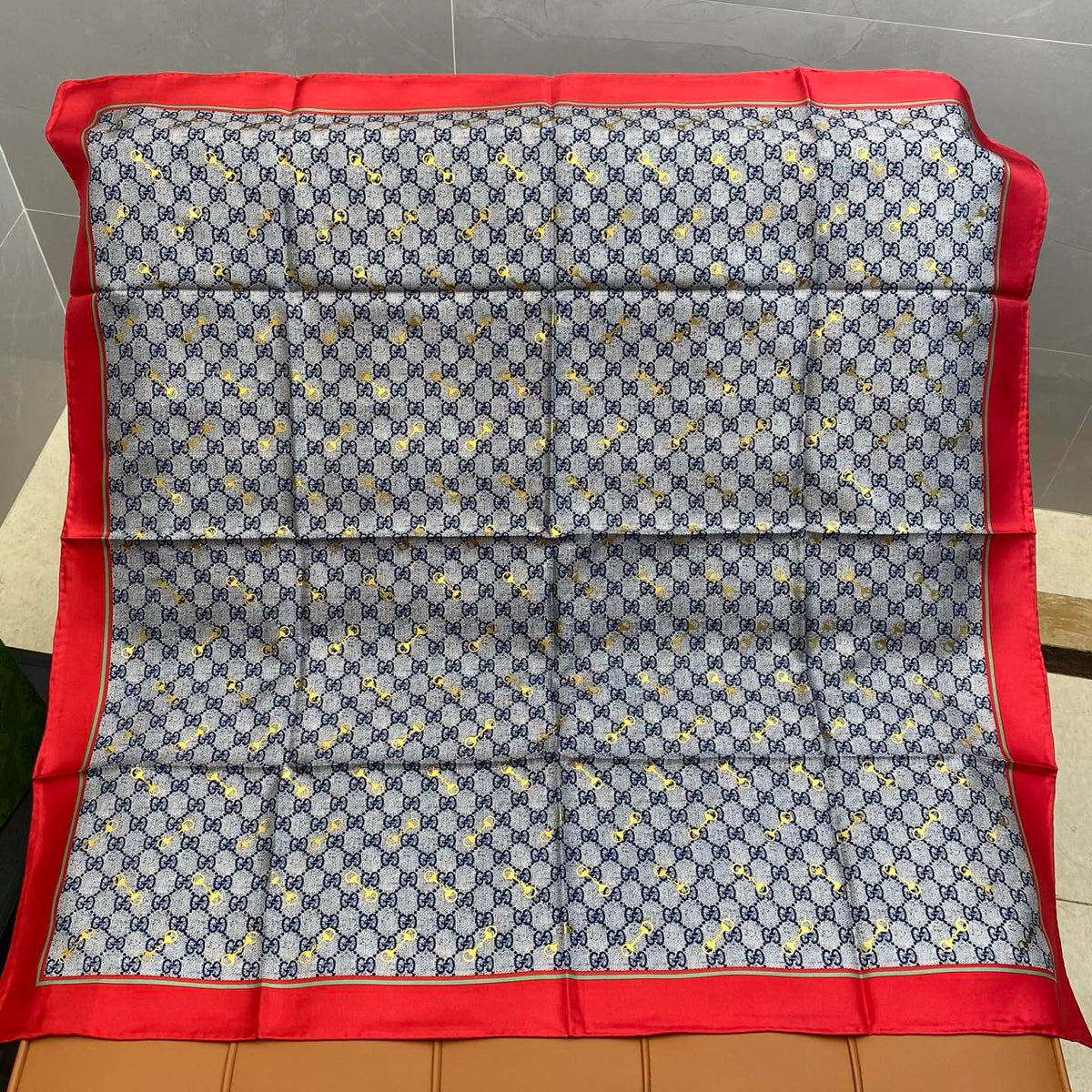 GUCCI 25S SCARF 90 IN SILK 718515