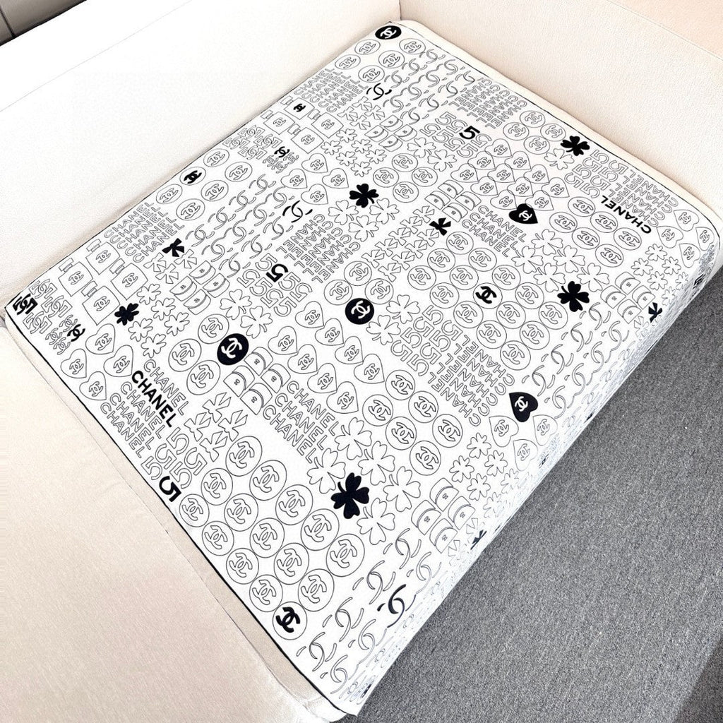CHANEL 25S SCARF 90 IN SILK 724784